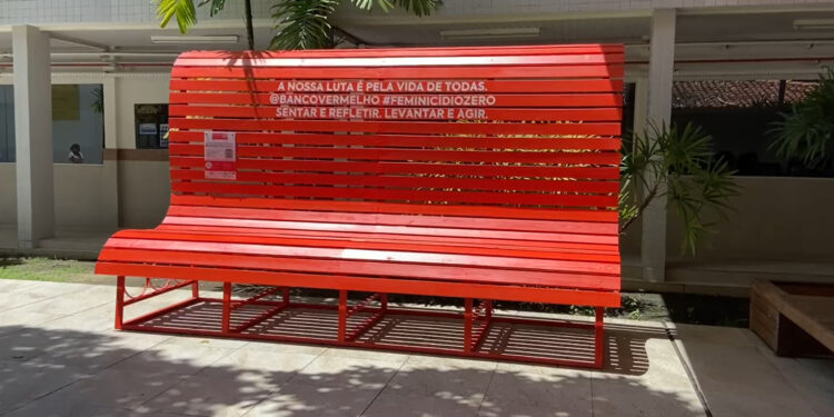 Caruaru recebe banco vermelho em campanha sobre violência contra a mulher