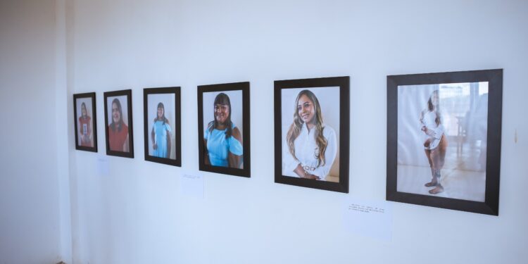 Exposição fotográfica “O Outro Lado da Mulher com Deficiência” é aberta ao público na Casa da Mulher Artesã
