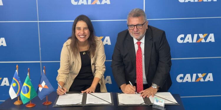 Em Brasília, governadora Raquel Lyra assina contrato com a Caixa Econômica Federal e recebe primeiro cartão do Programa Mães de Pernambuco