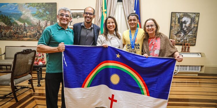 Governadora Raquel Lyra recebe atleta beneficiário do Bolsa Atleta que foi medalha de ouro no Campeonato Pan-Americano e Oceania de Judô