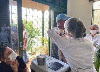 Secretaria de Saúde de Caruaru realiza vacinação contra Influenza para população em situação de rua