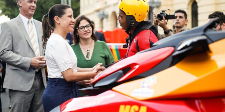 Com investimento de R$ 9,3 milhões, governadora Raquel Lyra entrega novas viaturas e equipamentos para o Corpo de Bombeiros