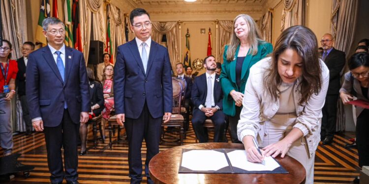Governo de Pernambuco firma acordos de cooperação técnica com província chinesa de Sichuan nas áreas de ciência e tecnologia, educação e agricultura