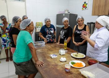 Programa Ceaca Alimenta promove capacitação de mulheres feirantes em parceria com Imoa