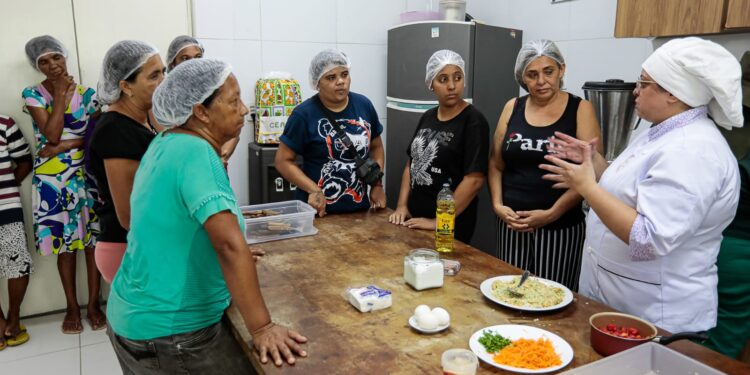 Programa Ceaca Alimenta promove capacitação de mulheres feirantes em parceria com Imoa
