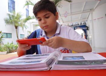 Uso de tecnologia na educação requer ação de escolas e pais dos alunos, diz psicóloga