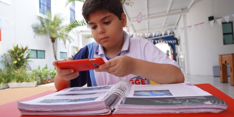 Uso de tecnologia na educação requer ação de escolas e pais dos alunos, diz psicóloga