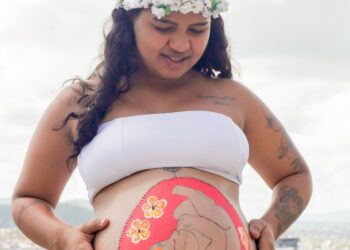 Prefeitura de Caruaru realiza ensaio fotográfico e pintura na barriga com gestantes do PCF