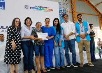Morar Bem Pernambuco: governadora Raquel Lyra entrega 271 escrituras públicas de imóveis às famílias moradoras de Roda de Fogo, no Recife