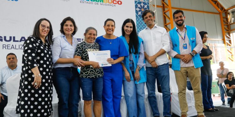Morar Bem Pernambuco: governadora Raquel Lyra entrega 271 escrituras públicas de imóveis às famílias moradoras de Roda de Fogo, no Recife