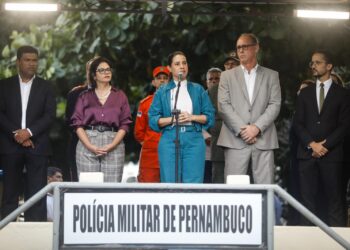 Governadora Raquel Lyra comanda cerimônia de entrega de insígnias a policiais e bombeiros militares recém-promovidos