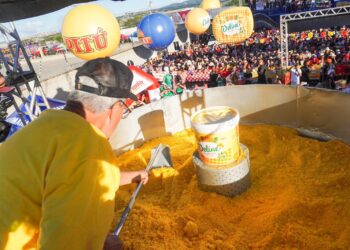 Caminhada do Maior Cuscuz do Mundo abrilhanta os festejos juninos na capital do forró