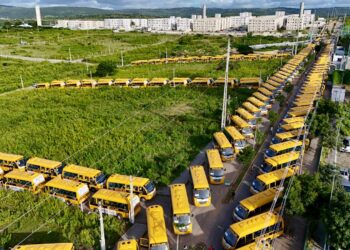 Governadora Raquel Lyra entrega novos ônibus escolares a todos os 184 municípios pernambucanos