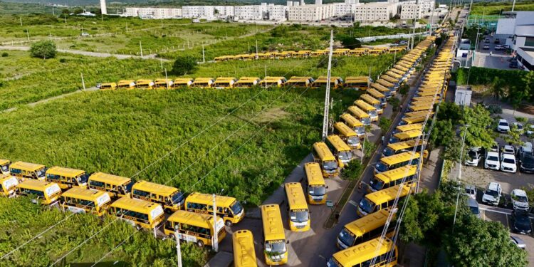 Governadora Raquel Lyra entrega novos ônibus escolares a todos os 184 municípios pernambucanos
