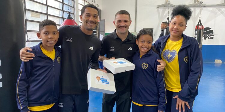 Crianças da LBV homenageiam Seleção Brasileira de Boxe