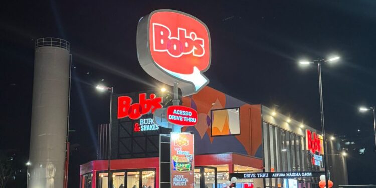Bob’s inaugura drive-thru na BR-232, caminho paras as festas juninas do interior do estado