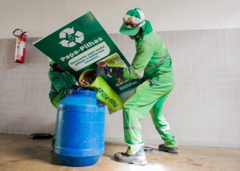 Sustentabilidade: Primeiro ‘Papa Pilhas’ da Escola Municipal Laura Florêncio completamente cheio é recolhido para descarte correto