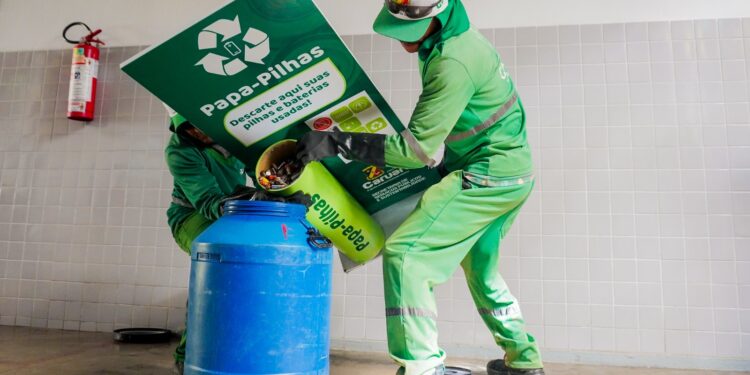 Sustentabilidade: Primeiro ‘Papa Pilhas’ da Escola Municipal Laura Florêncio completamente cheio é recolhido para descarte correto