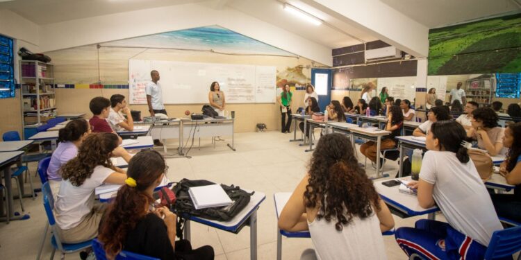 Ganhe o Mundo: Governo de Pernambuco abre licitação para contratar empresa que enviará estudantes a outros países