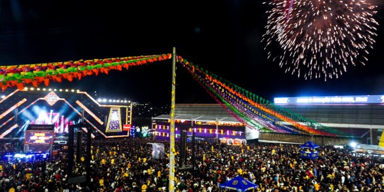 Caruaru se transforma em grande quadrilha junina na véspera de São João e exalta forró com o Pátio de Eventos Luiz Lua Gonzaga lotado