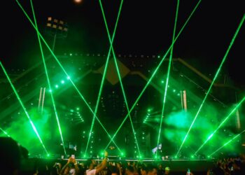 Com luzes apagadas, Pátio de Eventos lotado abre espaço para os efeitos especiais do show de Alok