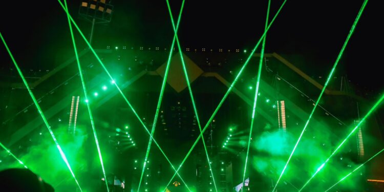 Com luzes apagadas, Pátio de Eventos lotado abre espaço para os efeitos especiais do show de Alok