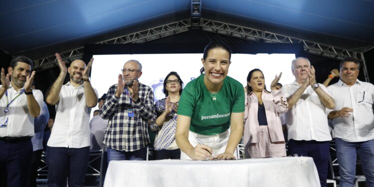 Governadora Raquel Lyra assina ordem de serviço para obra de implantação do Sistema de Esgotamento Sanitário de Porto de Galinhas