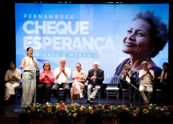 Governadora Raquel Lyra e presidente Lula entregam primeiros pagamentos de indenizações a mutuários de prédios-caixão