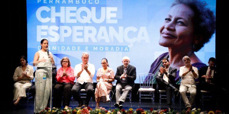 Governadora Raquel Lyra e presidente Lula entregam primeiros pagamentos de indenizações a mutuários de prédios-caixão