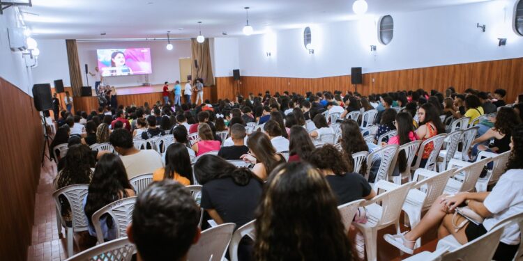 Cursinho Popular Edilson de Góis abre novas vagas na reta final de preparação para o Enem