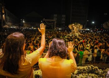 Governadora Raquel Lyra acompanha missa campal no Recife em homenagem à Nossa Senhora do Carmo