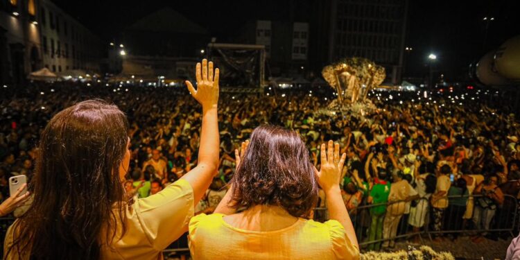 Governadora Raquel Lyra acompanha missa campal no Recife em homenagem à Nossa Senhora do Carmo