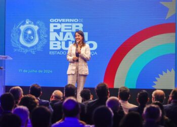 Governadora Raquel Lyra apresenta investimentos realizados na infraestrutura do Estado durante seminário no Recife