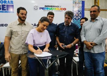 Em Salgueiro, governadora Raquel Lyra entrega 617 títulos de propriedade e assina ordem de serviço para recuperação do aeroporto do município