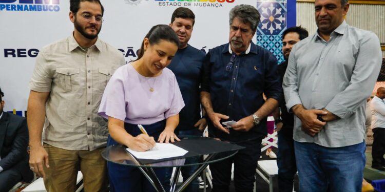 Em Salgueiro, governadora Raquel Lyra entrega 617 títulos de propriedade e assina ordem de serviço para recuperação do aeroporto do município