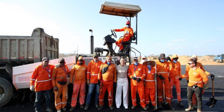 Governadora Raquel Lyra vistoria obra do aeroporto de Serra Talhada e anuncia conclusão do projeto para ampliação do aeroporto de Caruaru