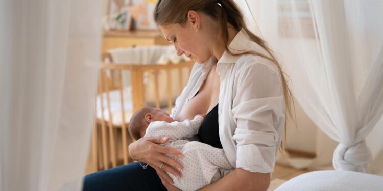 Agosto Dourado: amamentação previne doenças da infância