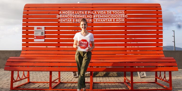 Prefeitura de Caruaru promove ação de conscientização sobre feminicídio com instalação do Banco Vermelho no Caruaru Shopping