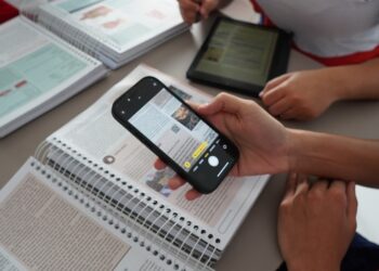 Uso de Inteligência Artificial em redações escolares gera preocupação e requer atenção de professores e pais