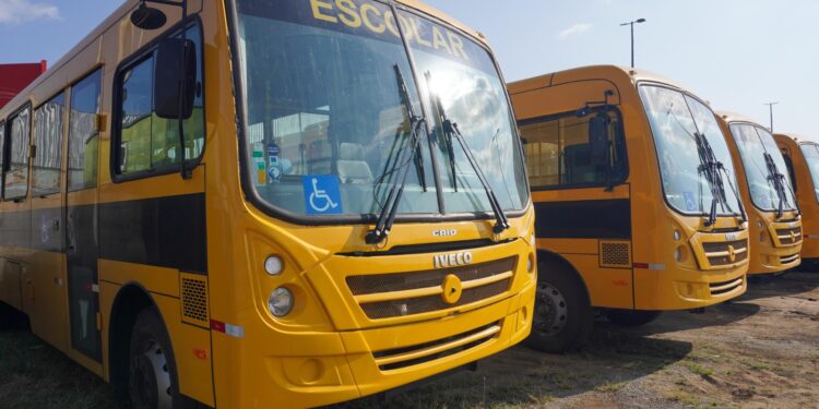 Caruaru ganha novos ônibus para reforçar a frota escolar do município