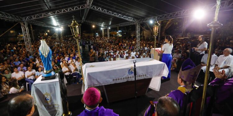 Governadora Raquel Lyra participa da missa em memória das vítimas do acidente no Santuário de Nossa Senhora da Conceição