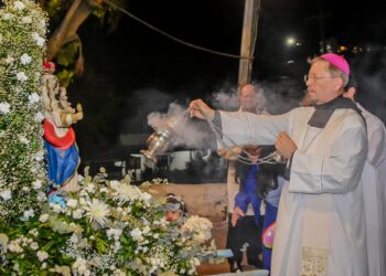 Festa da Padroeira de Noronha, Nossa Senhora dos Remédios, é encerrada com procissão, missa e música