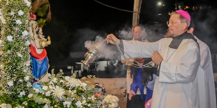 Festa da Padroeira de Noronha, Nossa Senhora dos Remédios, é encerrada com procissão, missa e música