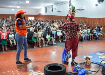 Projeto Escola Pela Paz e Defesa Civil nas Escolas apresenta peça “Lixo no Lixo” para alunos da Rede Municipal de Ensino