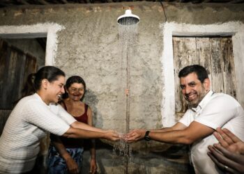 Em Caruaru, governadora Raquel Lyra vistoria obra para instalação da Estação de Tratamento de Água Bela Vista e entrega sistema simplificado de abastecimento na zona rural