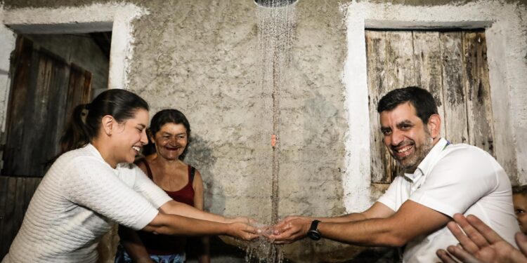 Em Caruaru, governadora Raquel Lyra vistoria obra para instalação da Estação de Tratamento de Água Bela Vista e entrega sistema simplificado de abastecimento na zona rural