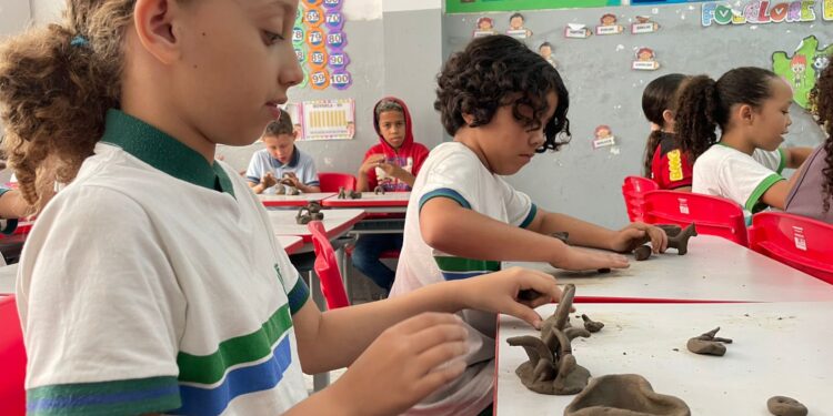 Alunos da Escola Municipal Paulina Monteiro participam de oficina de barro com Patrimônio Vivo de Caruaru