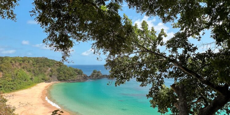 Fernando de Noronha é eleita a ilha mais bonita das Américas Central e do Sul em 2024