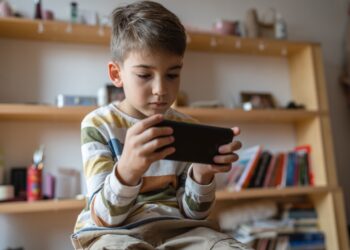 Mês das crianças: o impacto do uso de telas no desenvolvimento infantil