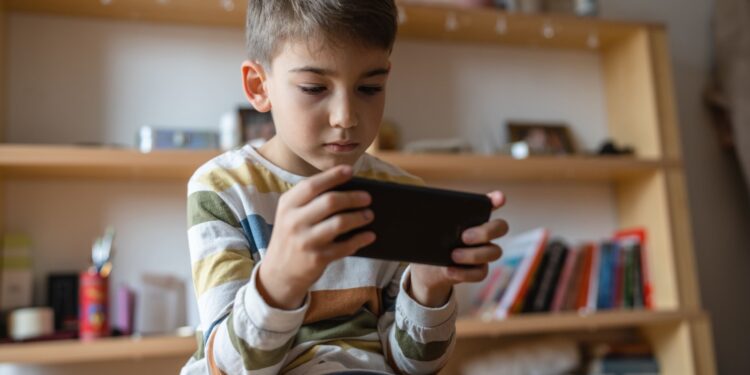 Mês das crianças: o impacto do uso de telas no desenvolvimento infantil